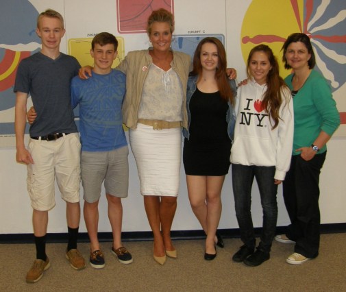 Die Wortspiel-Redaktion am letzten Schultag, v.l.n.r.: Dominic Canvea, Nicolas Reeves, Kerstin Hopkins, Anna Hardage, Paula Araneda, Christina Bergmann