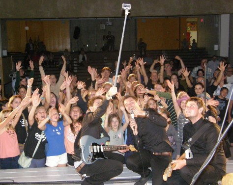 Artig macht ein Selfie mit den Fans and der Deutschen Schule/GLC