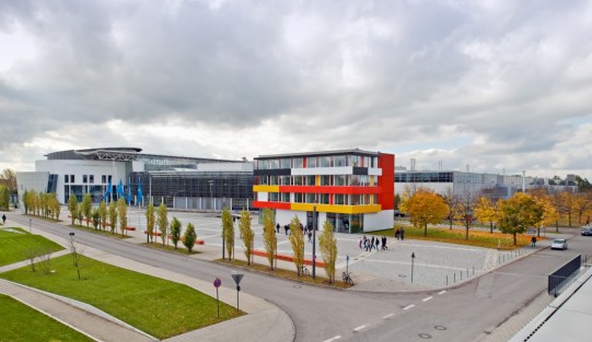 Exzellenzzentrum vor der Fakultät fuer Maschinenwesen am Campus Garching der TUM Foto: Astrid Eckert