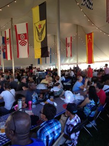 Im Zelt auf dem Oktoberfest in Lovettsville konnten die Besucher viel essen und trinken. Foto: Holly Jung