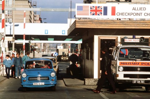 Ostdeutsche nutzen die neue Reisefreiheit und besuchen den Westteil Berlins - die fahren durch den berühmten "Checkpoint Charlie". Foto:  DoD, STAFF SERGEANT F. LEE COCKRAN via Wikimedia Commons