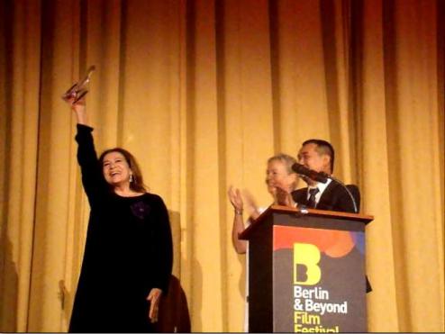 Hannelore Elsner gewinnt den Preis des Berlin & Beyond Festivals für ihr Lebenswerk. Foto: Aron Malatinszky