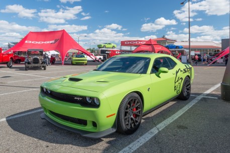 Ein 2015 Dodge Challenger SRT Hemi Hellcat auf der 