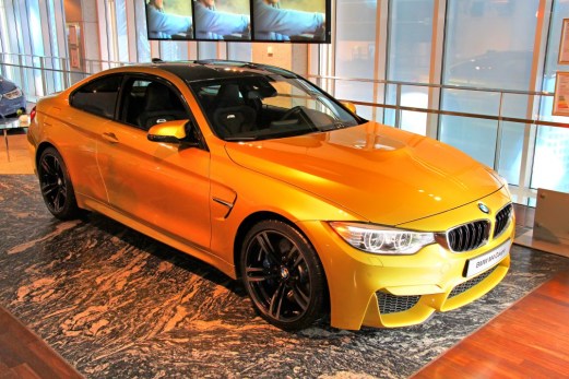 Das BMW F82 M4 Coupe in einem BMW-Ausstellungsraum in Berlin im August 2014. Foto: Art Konovalov/Shutterstock.com