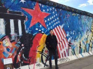 Paul Wlodkowski vor der East Side Gallery in Berlin Foto: privat