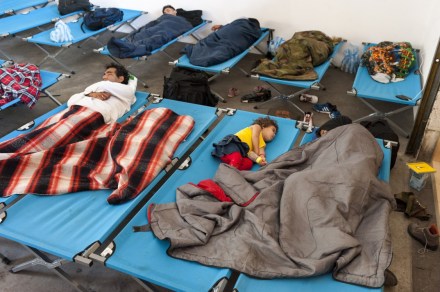 Passau im August 2015: Flüchtlinge schlafen und warten in einem Registrierungslager Foto: Jazzmany / Shutterstock.com