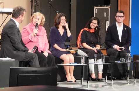 Eröffnungsveranstaltung der Konferenz "Menschen Bewegen" mit (von links) Dr. Bernd Fabritius, MdB, Vors. Unterausschuss Auswärtige Kultur- und Bildungspolitik, Prof., Dr. Maria Böhmer, Staatsministerin im Auswärigen Amt, Moderatorin Ana Plasencia, und PASCH Schüler Bhavika Sharma und Alexandru Badea. Foto: Allison Meakem