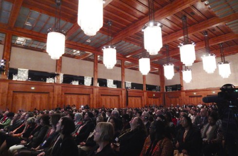 Hunderte Zuschauer im Weltsaal im Auswärtigen Amt bei der Eröffnung der Konferenz Foto: Allison Meakem