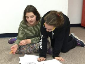 Anna Marchler (l) und Anna Resch schreiben den Reiseblog. Foto: Cordula Schmid