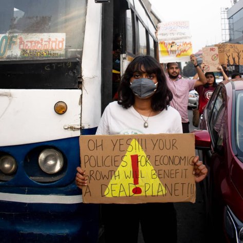 Disha Ravi bei einem Klimastreik im November 2019 in Bangalore, Indien.
