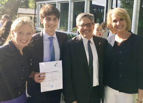 Unser Sohn Austin bei der Ehrung der DSD2 Absolventen am 21.5.2019 in der deutschen Botschaft in Washington. Foto: privat