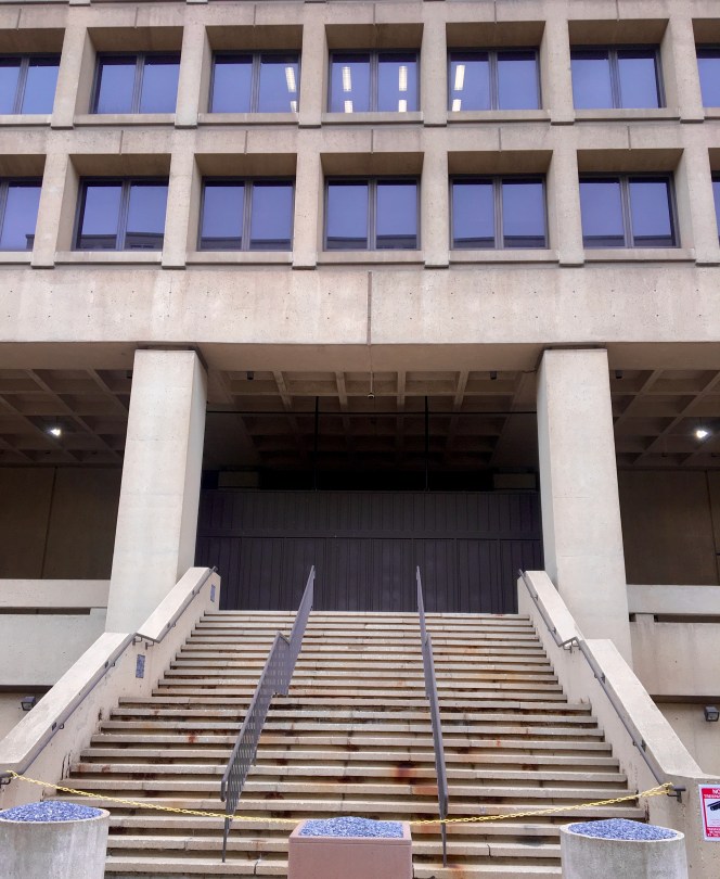 Treppenstufen zum Eingang des FBi Gebäudes in Washiongton DC. Das Gebäude im brutslistischen Stil hat klare Linien und viel Beton