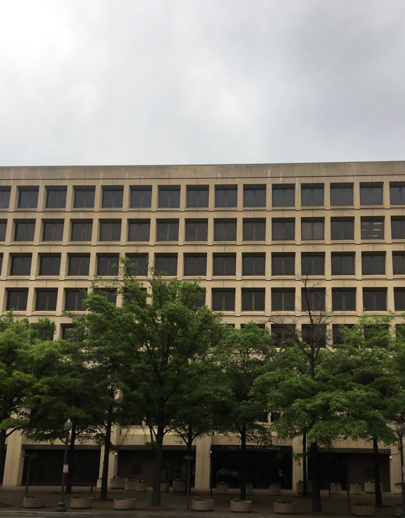 Die Fassade des FBI-Gebäudes in Washington, DC, mit geometrischen Formen und viel Beton.