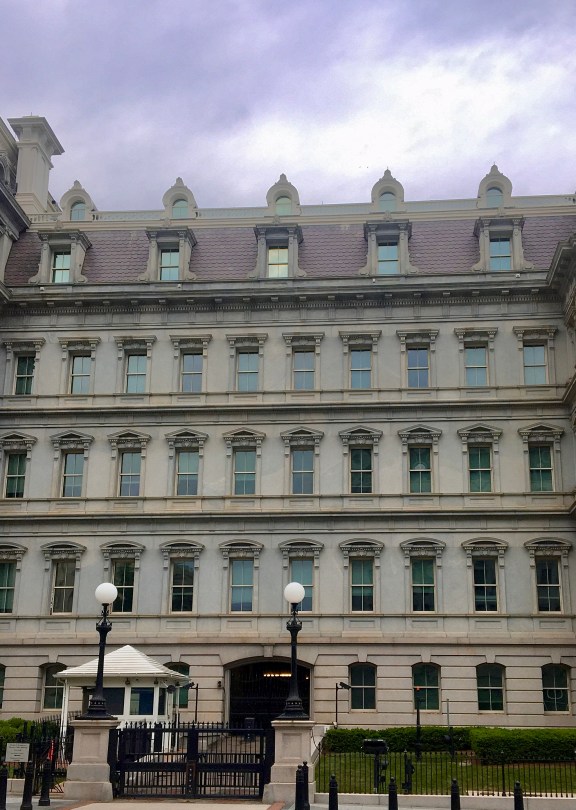 Die Fassade des Executive Offices Gebäudes in Washington, DC, ist im Second Empire Stil gebaut, mit vielen Verzierungen.