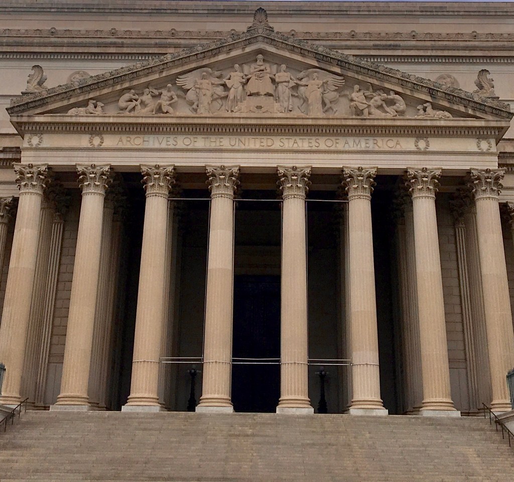 Der Eingang zum Nationalarchiv in Washington, DC, ist im neoklassizistischen Stil gebaut, mit vielen Säulen.