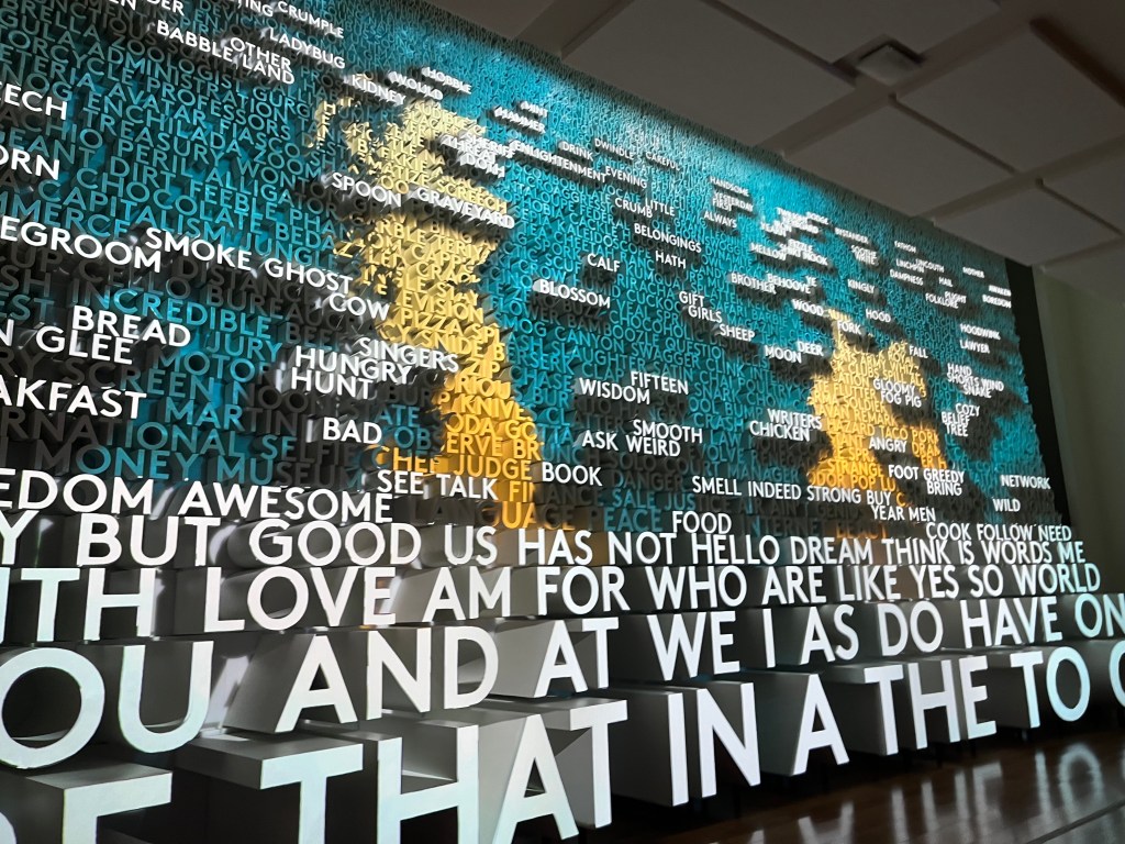 Eine Wortwolke mit englischen Wörtern angeordnet wie eine Landkarte